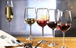 重慶進口紅酒批發(fā)市場 一杯紅酒應該倒多少才合適
