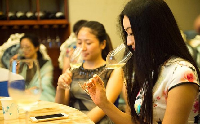 法國(guó)CAFA葡萄酒學(xué)院侍酒師大賽 參賽者品酒功底